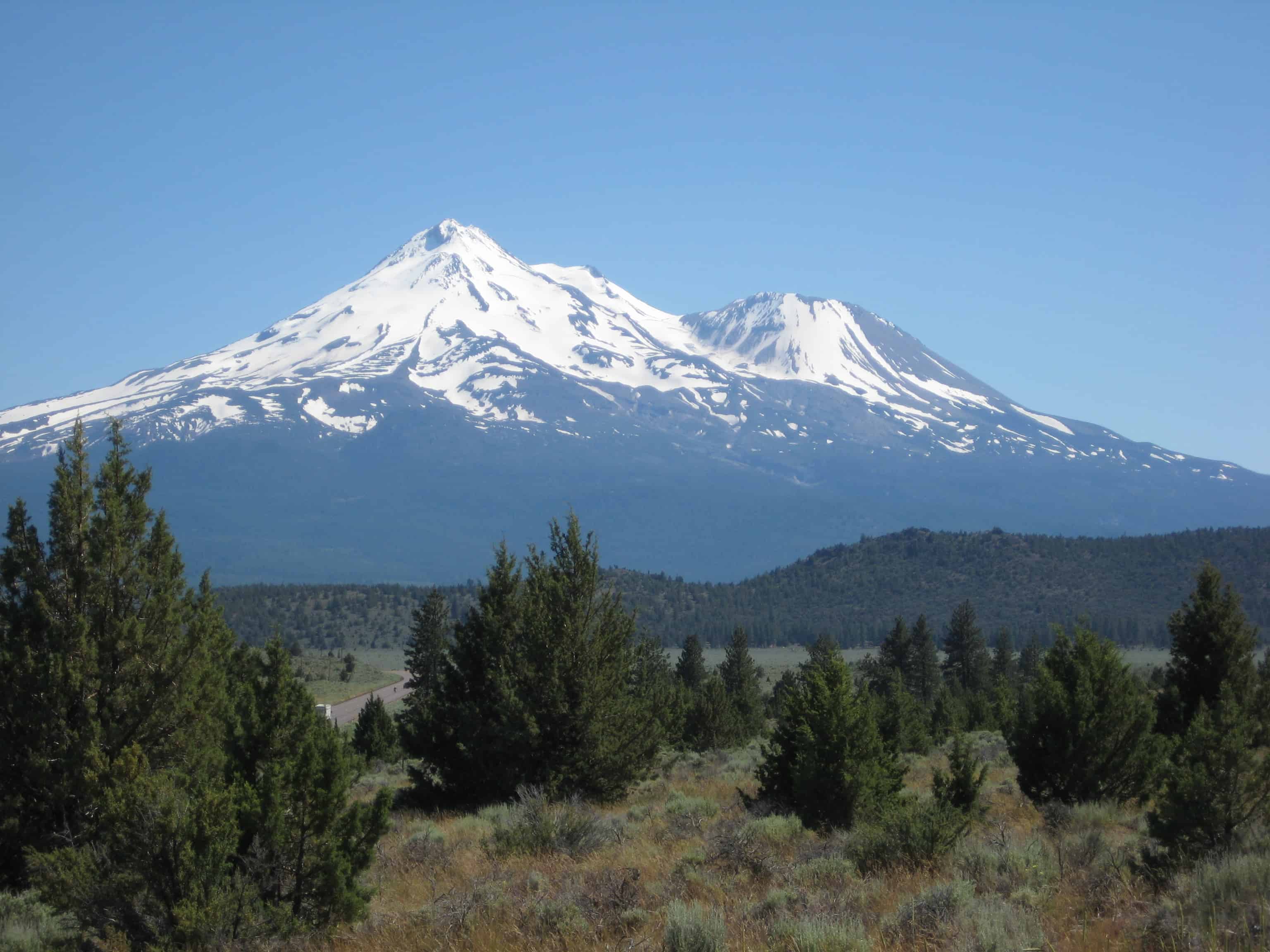 Маунт похожий на. Вулкан Шаста. Гора Шаста Калифорния Орегон. Гора Шаста Северная Америка. Кристалл гора Шаста.