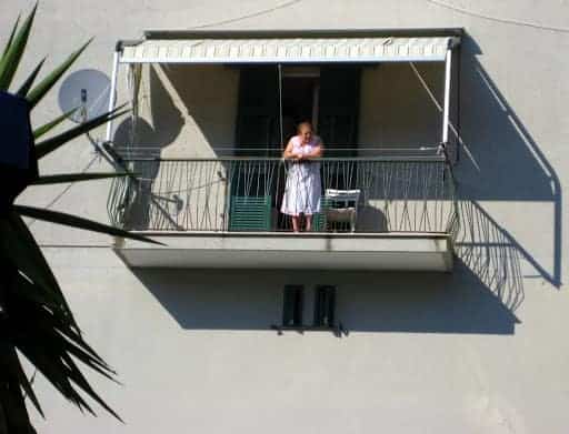 corniglia-woman-on-balcony