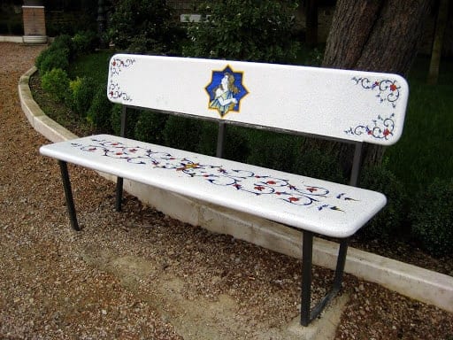 deruta-park-bench