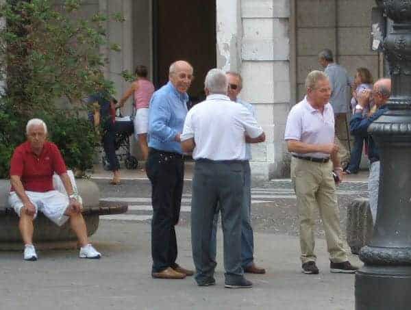 men-talking-in-Treviso-square