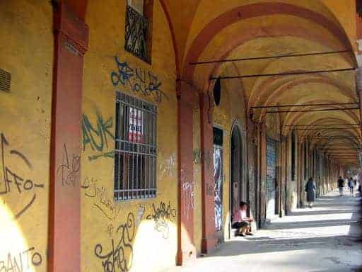 portico-di-san-luca-grafitti