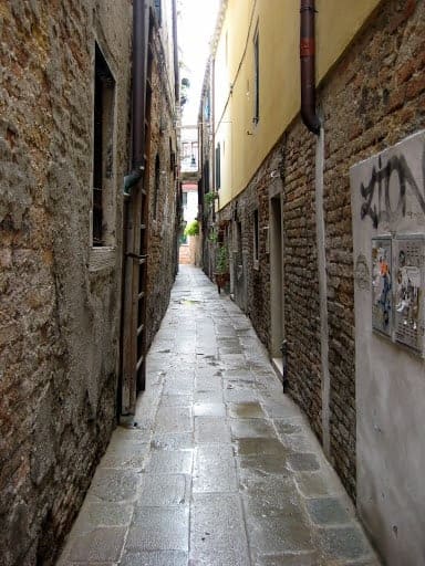 venice-narrow-walkway